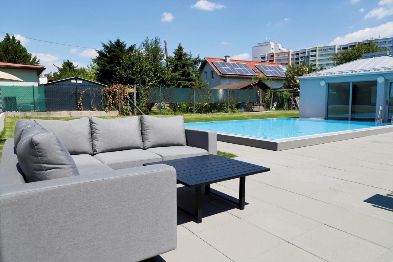 Yellow Flower Apartment With Pool - 5 Min To Lake فيينا المظهر الخارجي الصورة