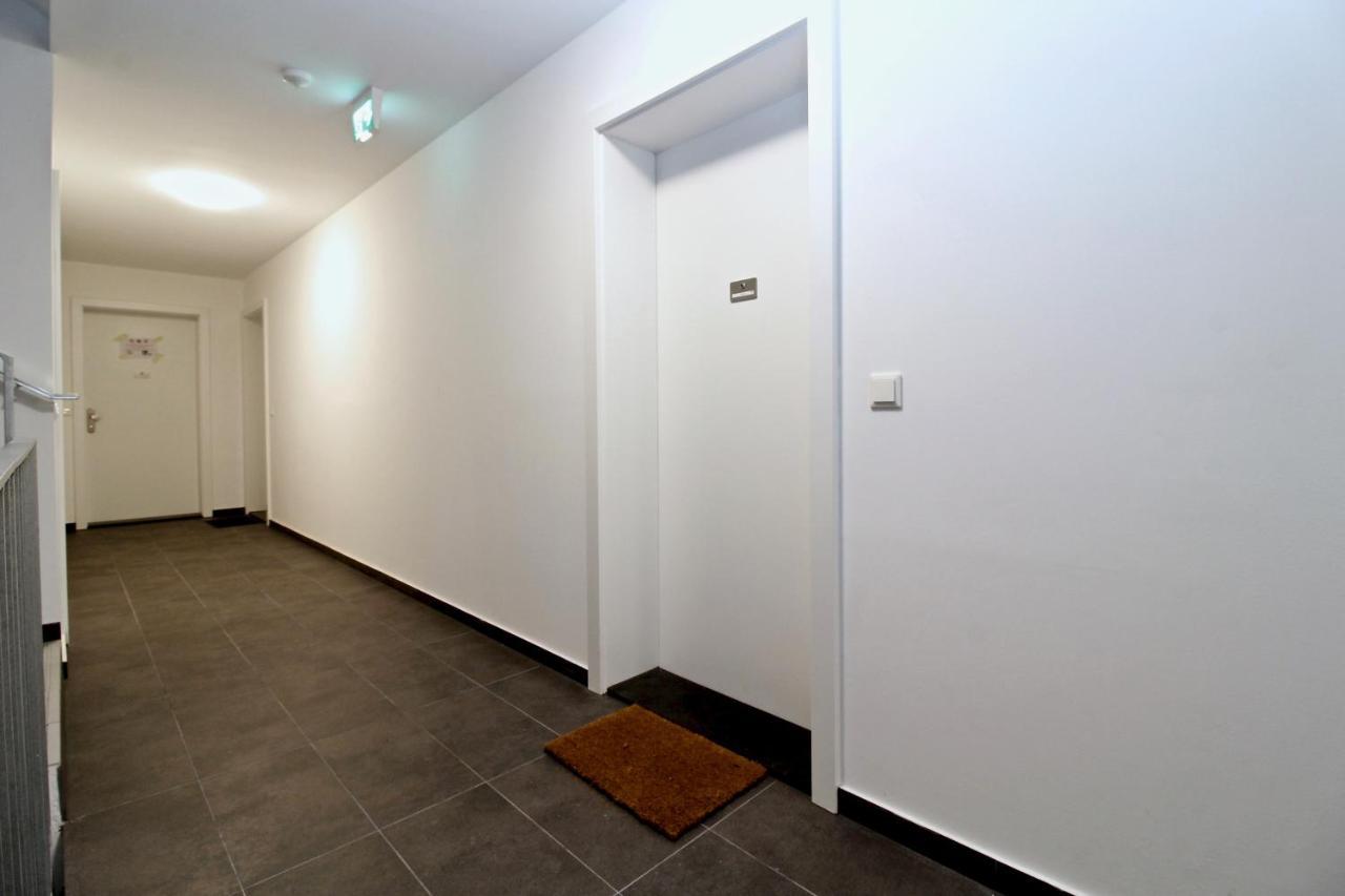 Yellow Flower Apartment With Pool - 5 Min To Lake فيينا المظهر الخارجي الصورة