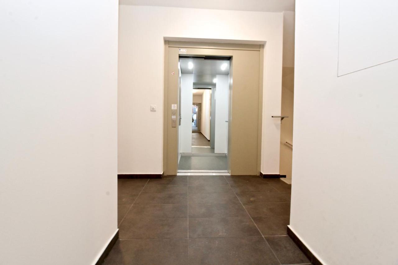 Yellow Flower Apartment With Pool - 5 Min To Lake فيينا المظهر الخارجي الصورة