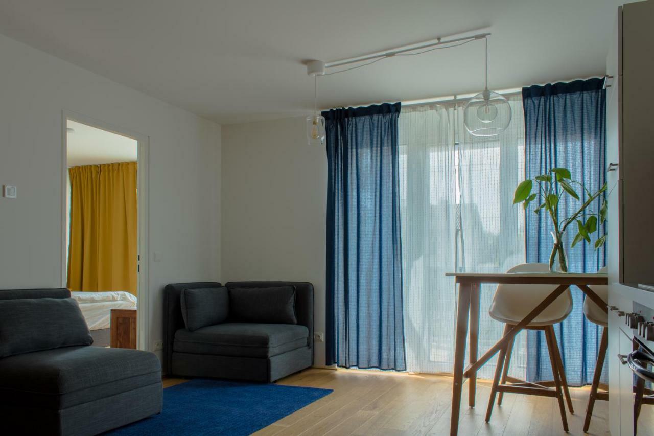Yellow Flower Apartment With Pool - 5 Min To Lake فيينا المظهر الخارجي الصورة