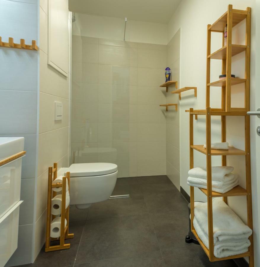 Yellow Flower Apartment With Pool - 5 Min To Lake فيينا المظهر الخارجي الصورة