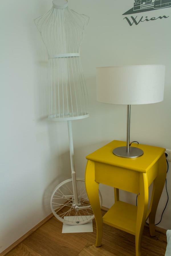 Yellow Flower Apartment With Pool - 5 Min To Lake فيينا المظهر الخارجي الصورة