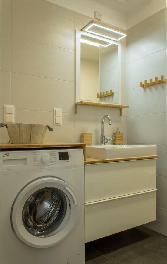 Yellow Flower Apartment With Pool - 5 Min To Lake فيينا المظهر الخارجي الصورة