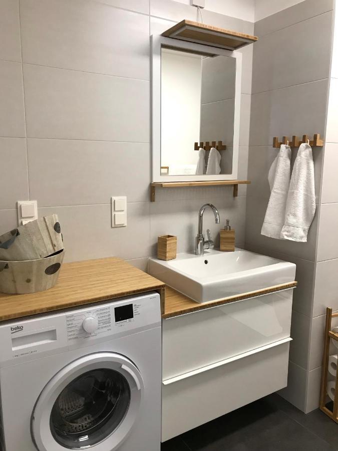 Yellow Flower Apartment With Pool - 5 Min To Lake فيينا المظهر الخارجي الصورة