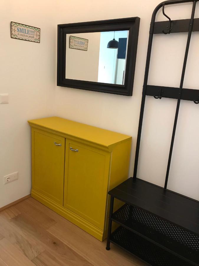 Yellow Flower Apartment With Pool - 5 Min To Lake فيينا المظهر الخارجي الصورة