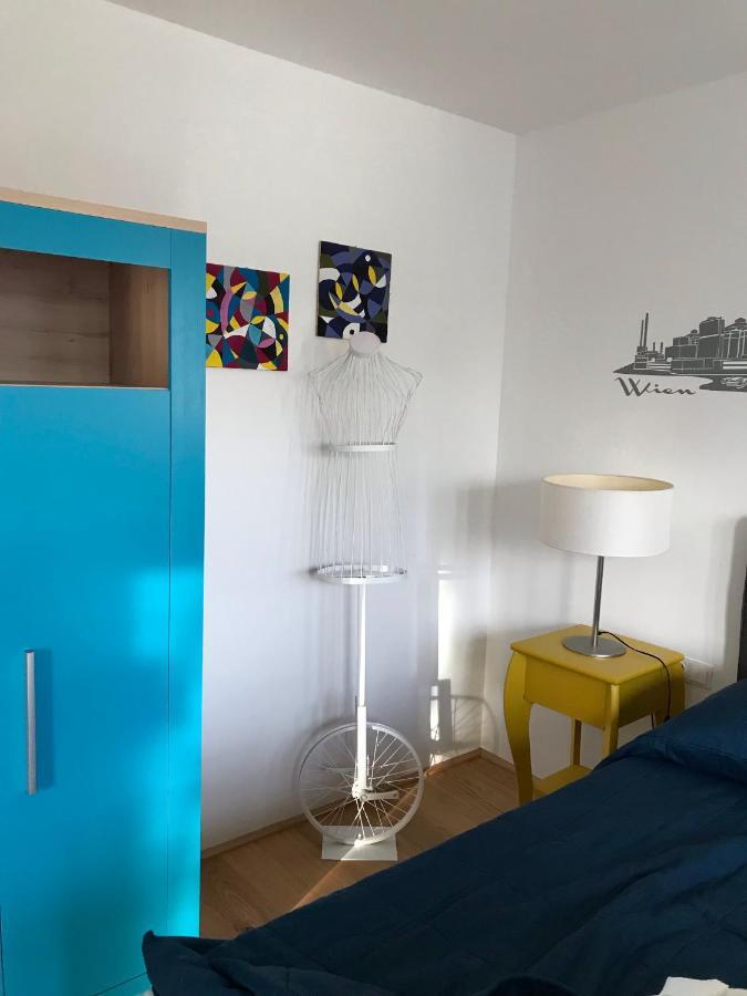 Yellow Flower Apartment With Pool - 5 Min To Lake فيينا المظهر الخارجي الصورة