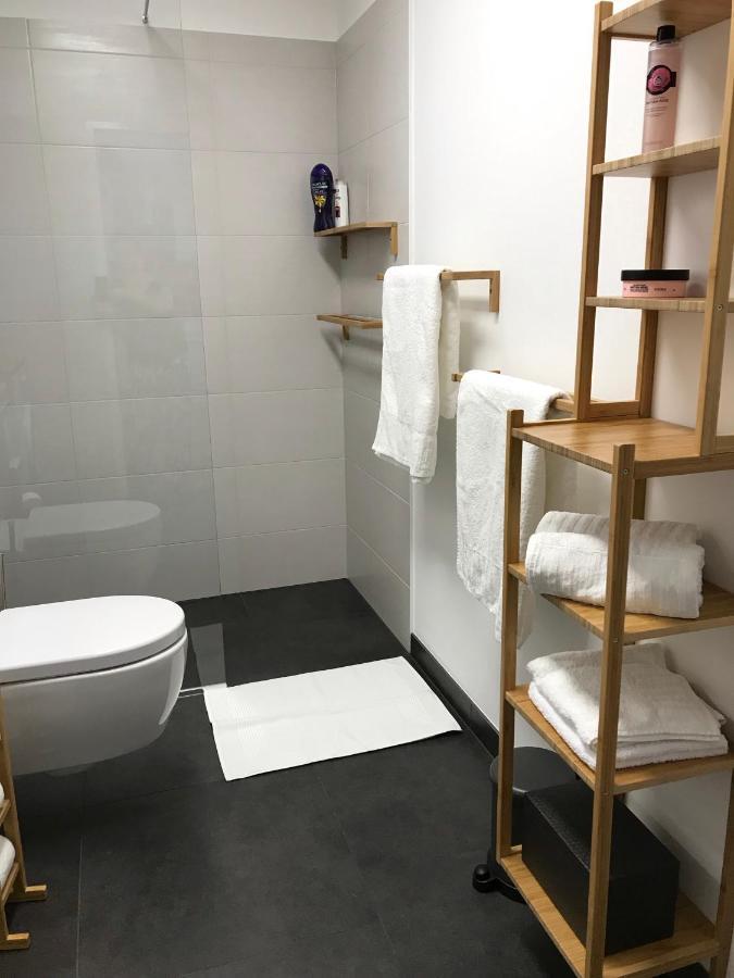 Yellow Flower Apartment With Pool - 5 Min To Lake فيينا المظهر الخارجي الصورة