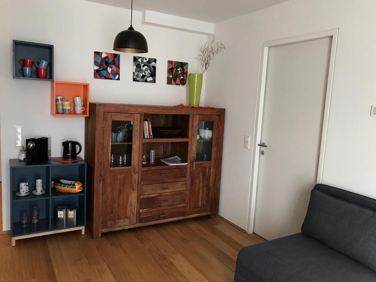 Yellow Flower Apartment With Pool - 5 Min To Lake فيينا المظهر الخارجي الصورة
